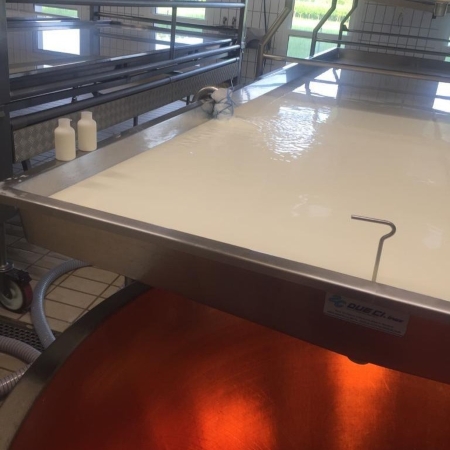 Vasca di affioramento, dove il latte riposa per far emergere la panna (Fonte Caseificio Sant’Angelo)