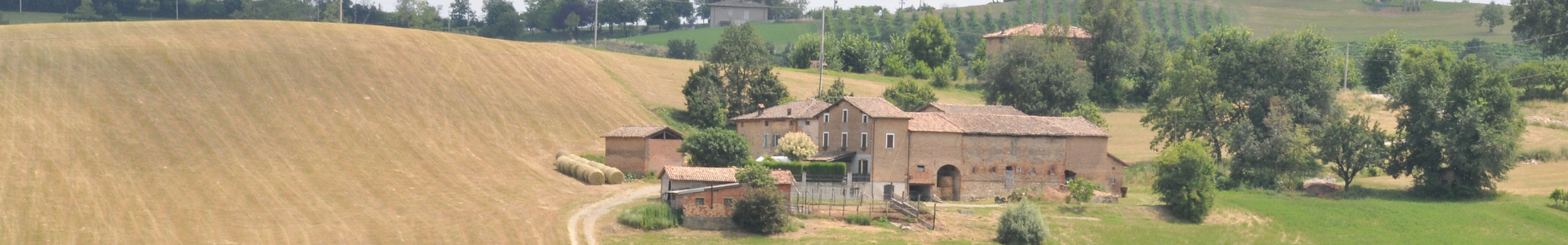 Case e campi mietuti foto Dell'Aquila